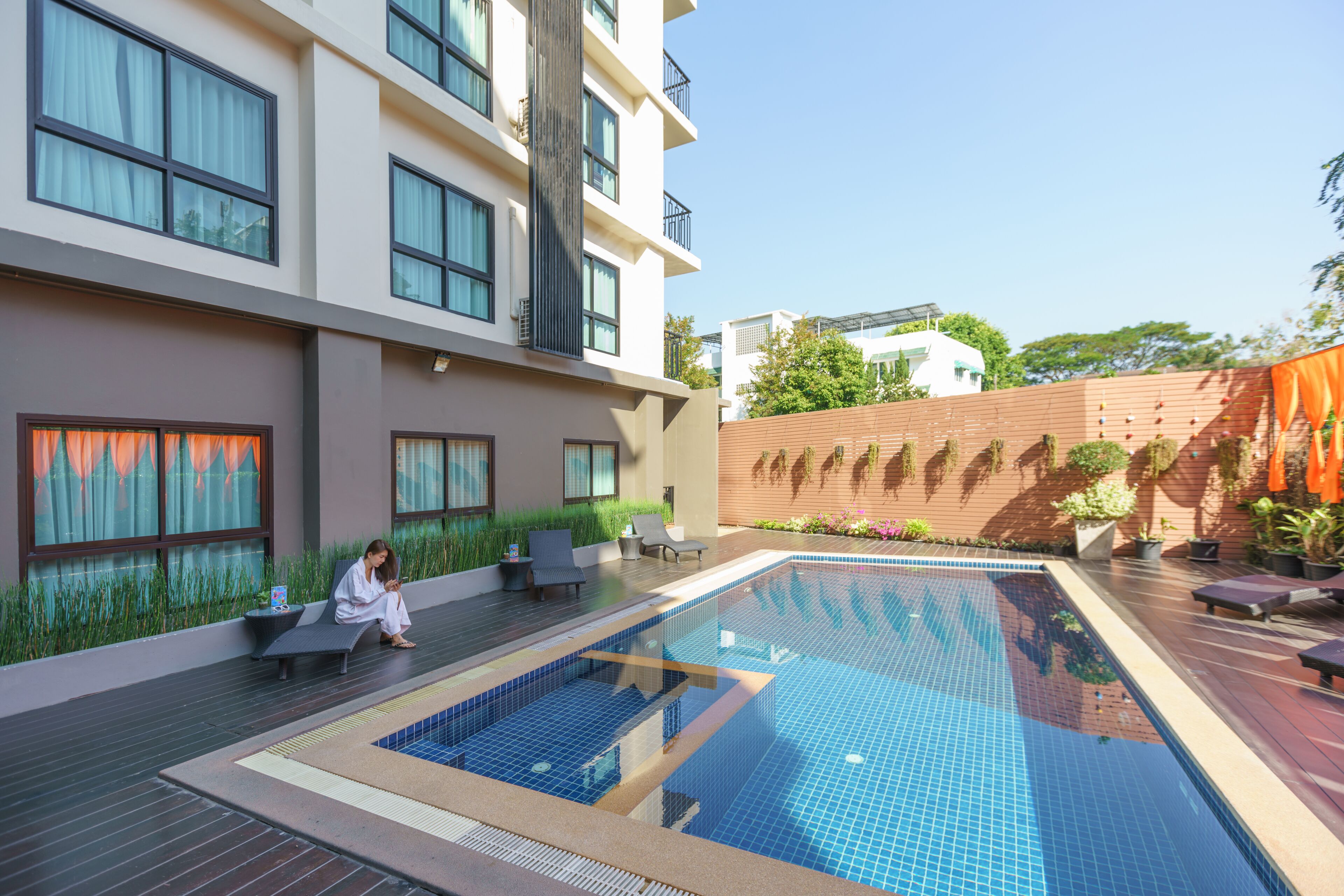 2 สระว่ายน้ำกลางแจ้ง เปิด 7:00 น. ถึง 18:00 น., ร่มริมสระว่ายน้ำ