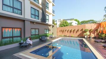 2 piscinas al aire libre, sombrillas, sillones reclinables de piscina