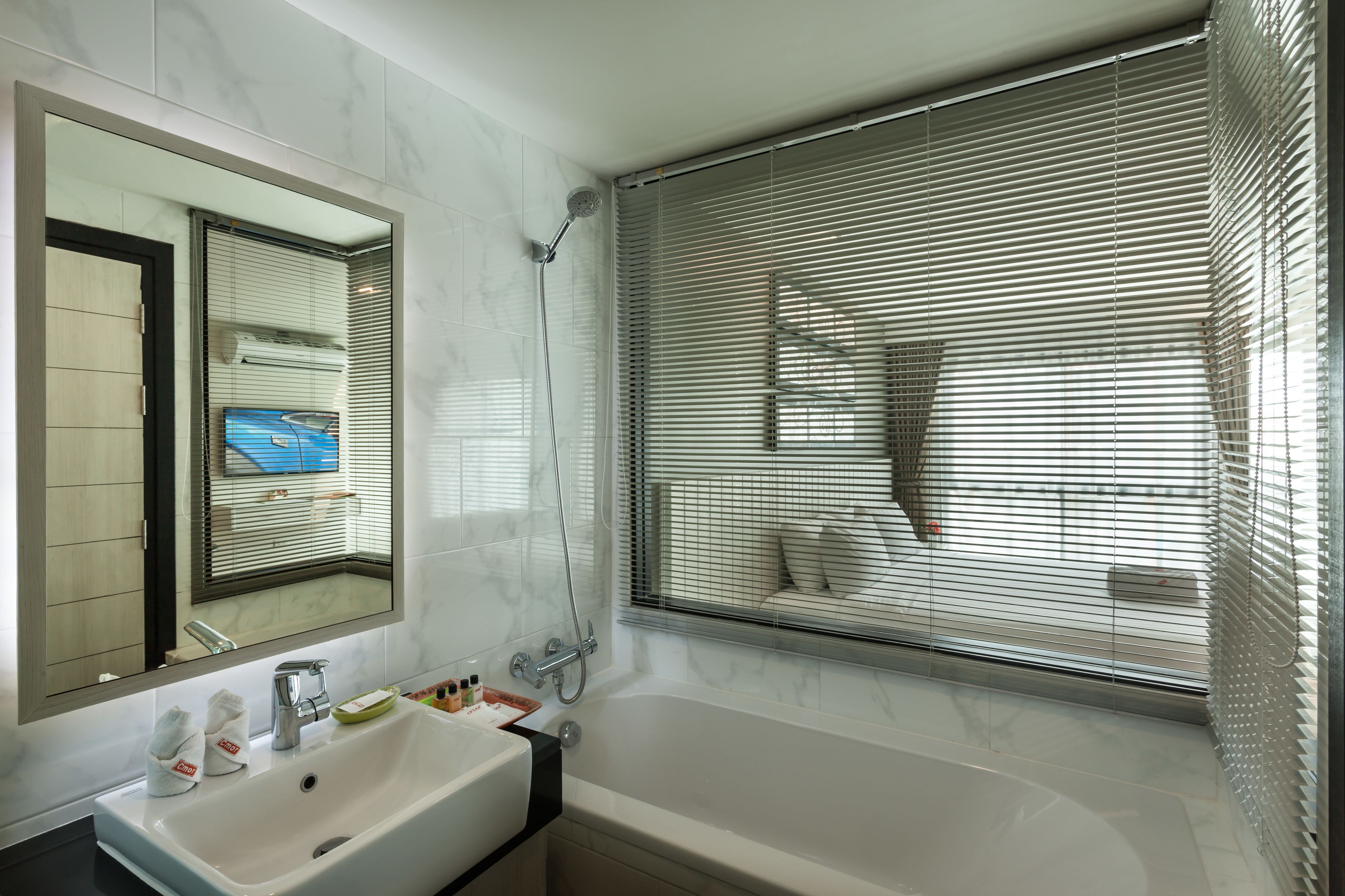 junior suite | bathroom | free toiletries, hair dryer, slippers, towels