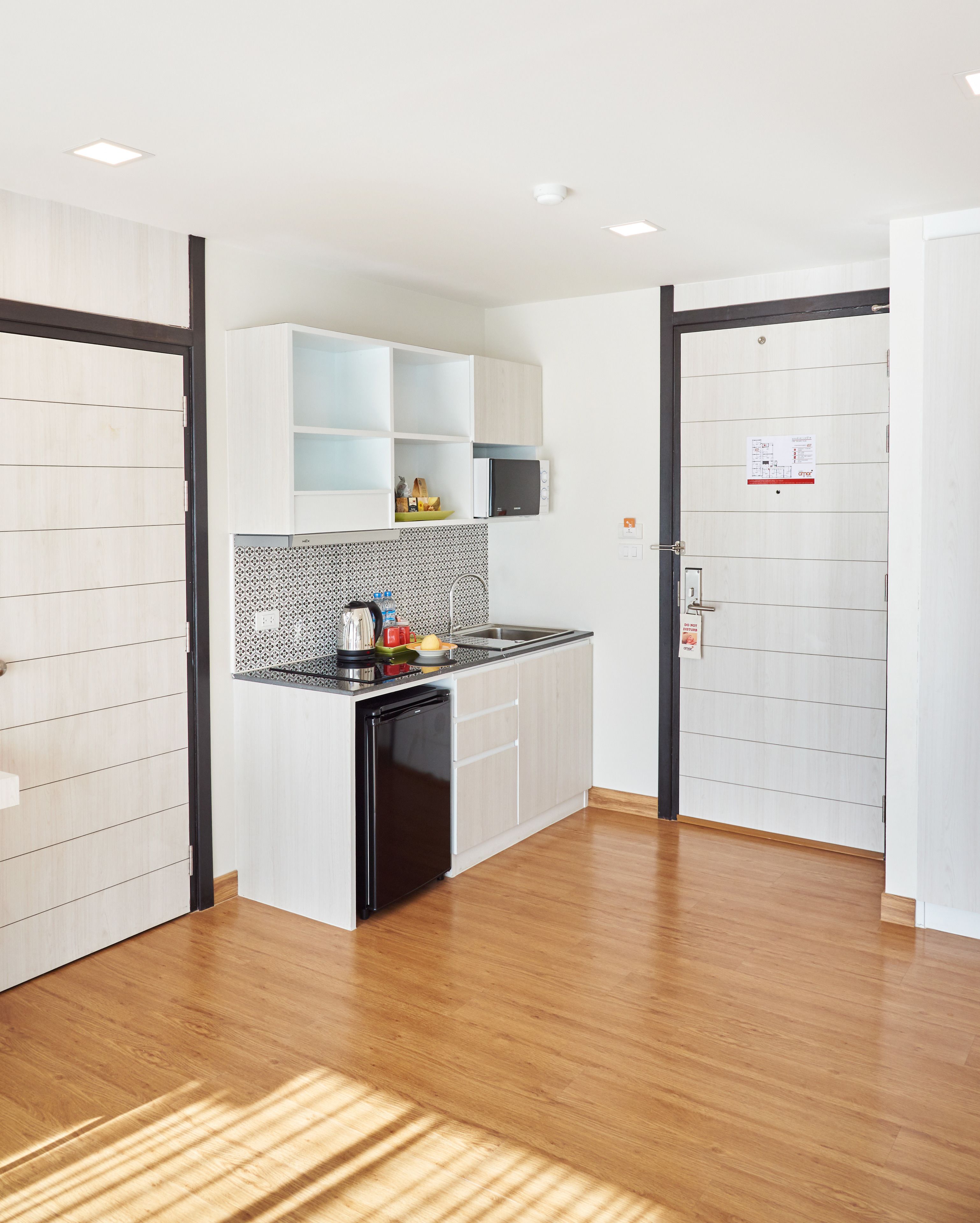 deluxe twin room | minibar, in-room safe, desk, blackout curtains