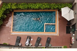 2 piscinas al aire libre, sombrillas, sillones reclinables de piscina