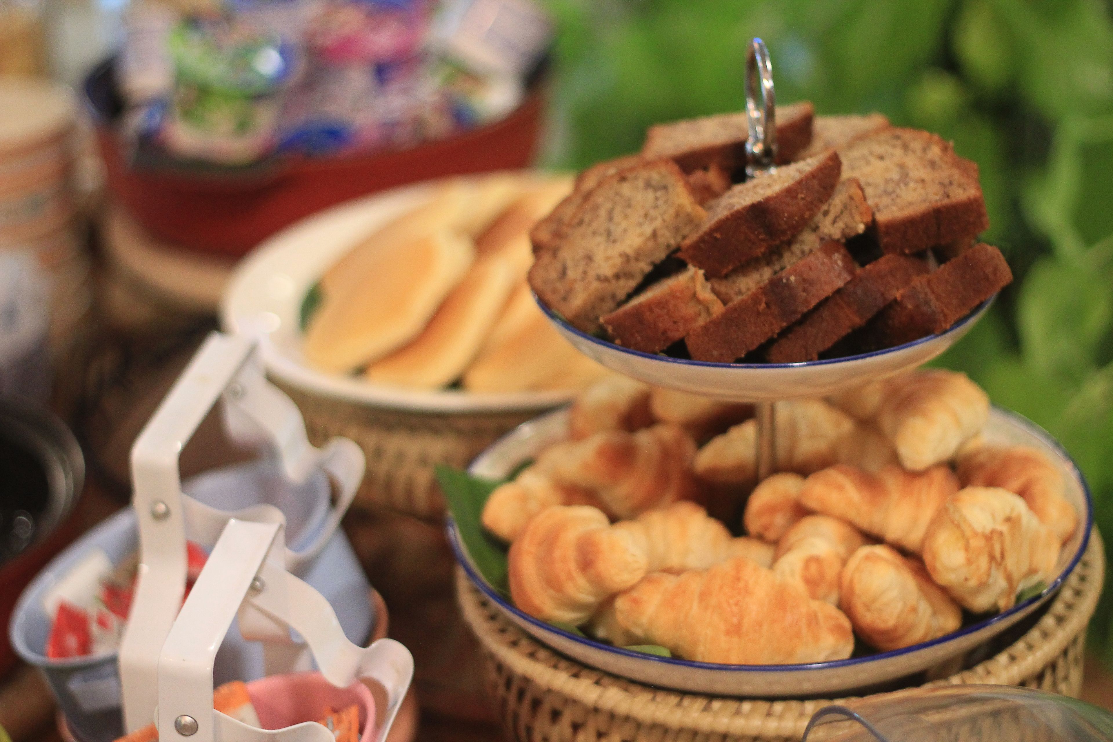 Un buffet proposant du pain et des viennoiseries.