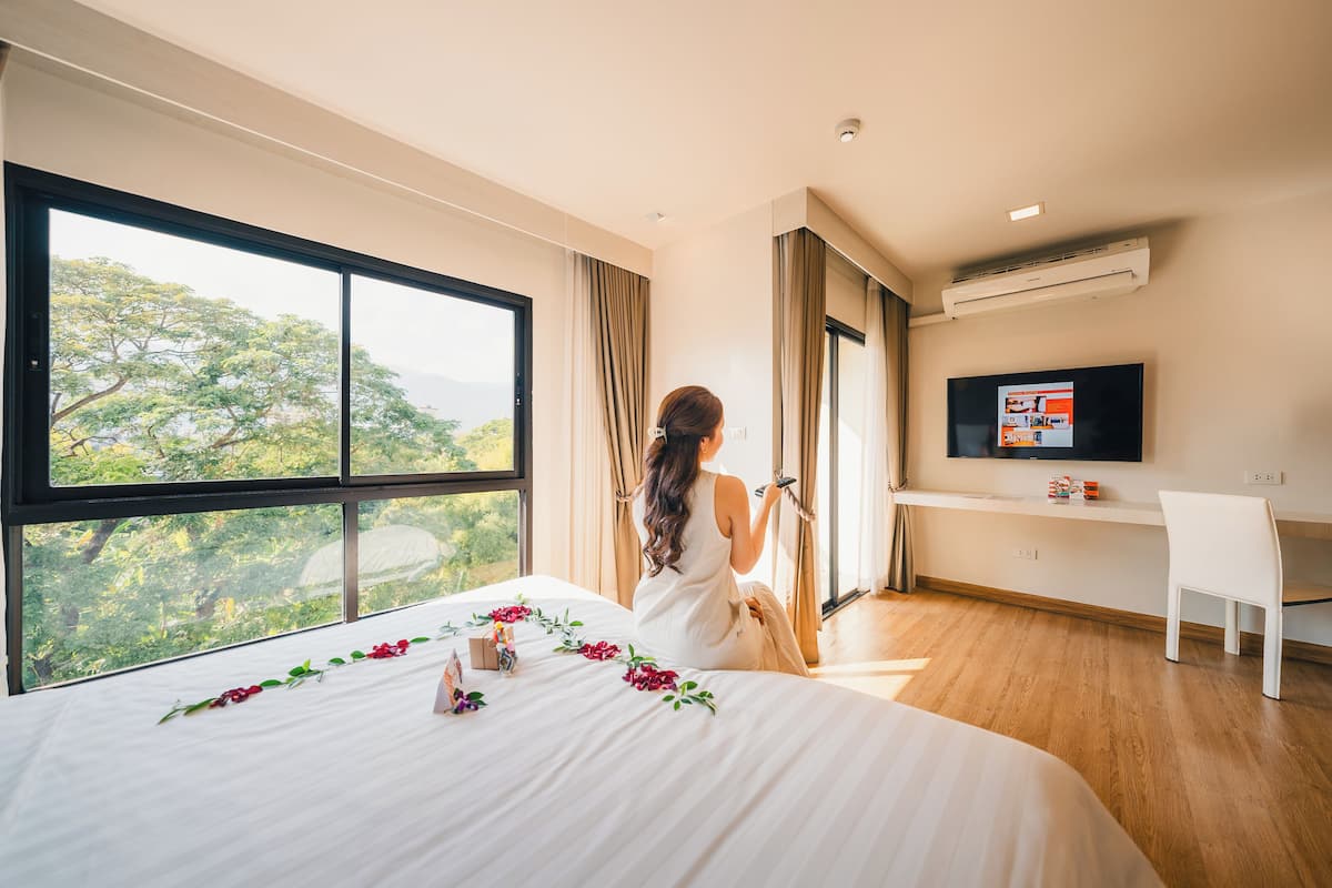 Deluxe Double Room | Minibar, in-room safe, desk, blackout drapes