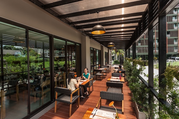 FrĂŒhstĂŒck, Mittagessen, thailĂ€ndische KĂŒche, Blick auf den Garten