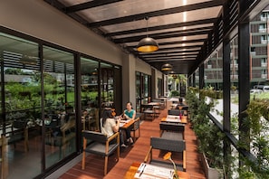 Breakfast and lunch served - Cmor by Recall Hotels, Chiang Mai (Chiang Mai)