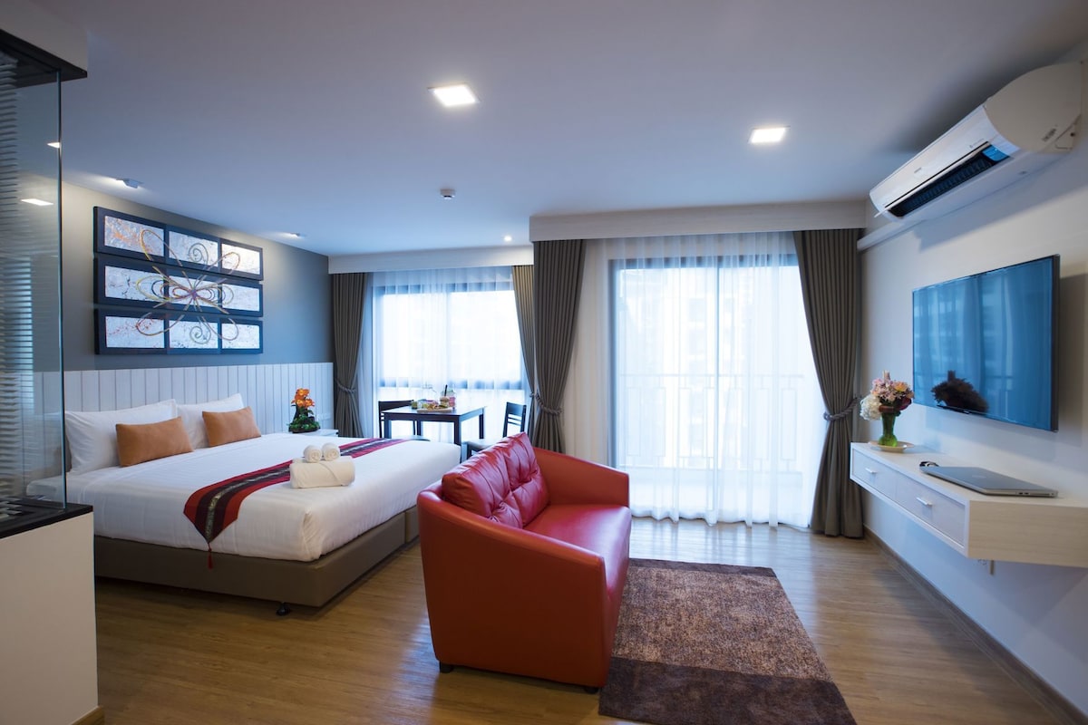 Minibar, in-room safe, desk, blackout drapes