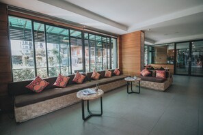 Lobby sitting area - Cmor by Recall Hotels, Chiang Mai (Chiang Mai)