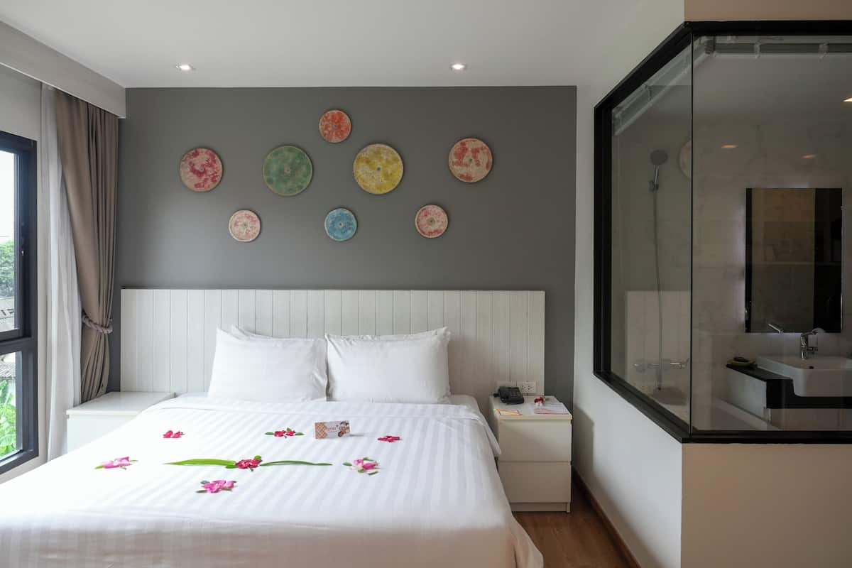 Superior Double Room | Minibar, in-room safe, desk, blackout drapes