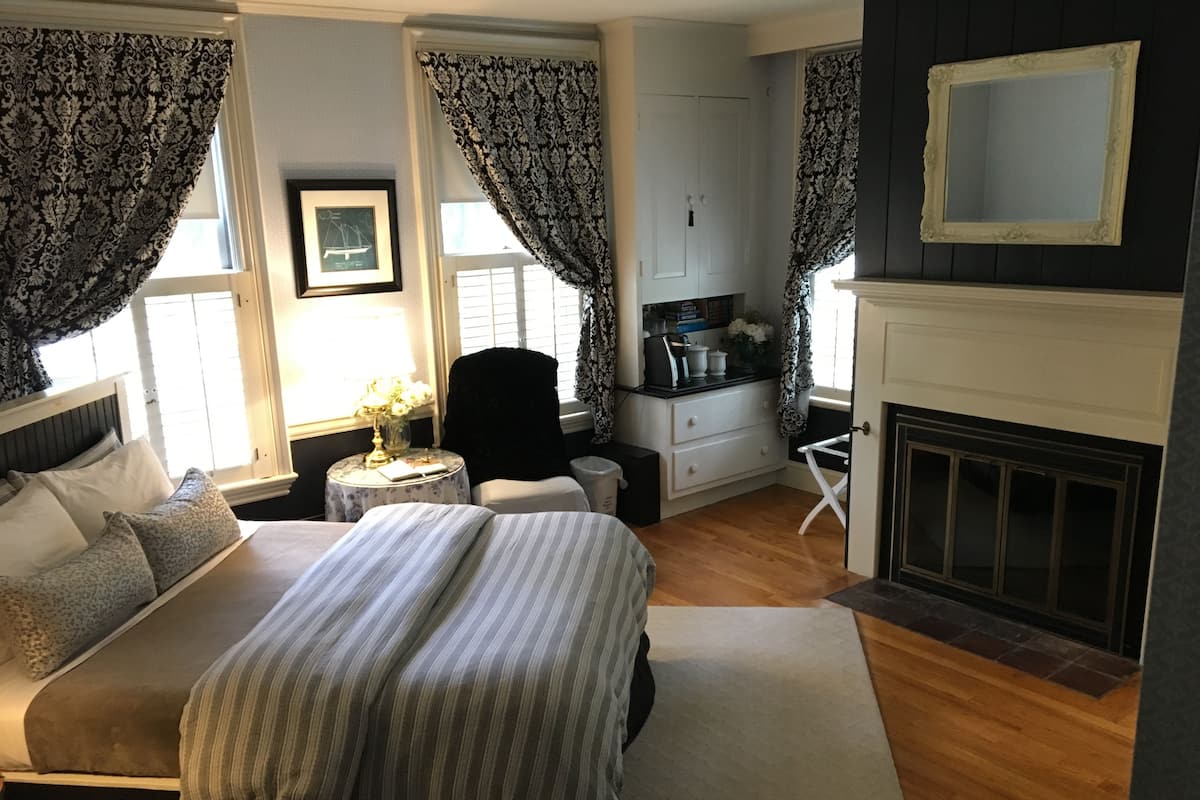 Classic Room, 1 Queen Bed | Premium bedding, WiFi (surcharge), bed sheets