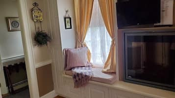 Deluxe Room, 1 Queen Bed | Premium bedding, WiFi, bed sheets