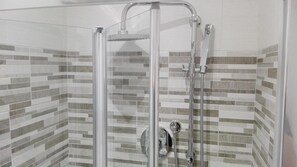 Dusche, kostenlose Toilettenartikel, Haartrockner, Bidet