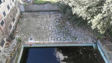 Een seizoensgebonden buitenzwembad en parasols bij het zwembad