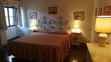 Kamer, 1 twee- of 2 eenpersoonsbedden | Een minibar, een bureau, babybedden (toeslag), extra bedden (toeslag)