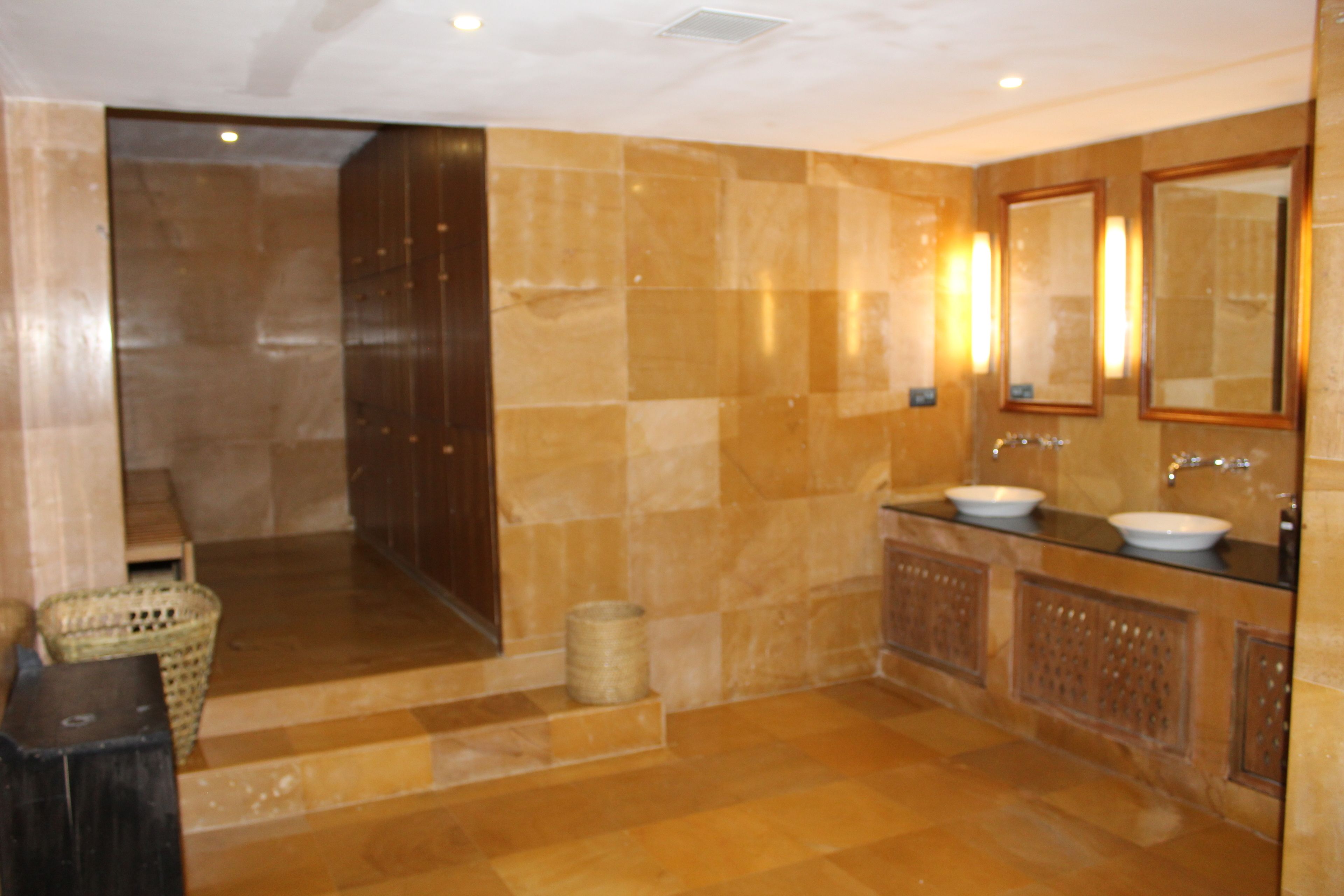 Combined shower/tub, rainfall showerhead, free toiletries, hair dryer