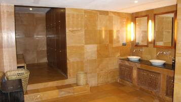 Combined shower/bathtub, rainfall showerhead, free toiletries