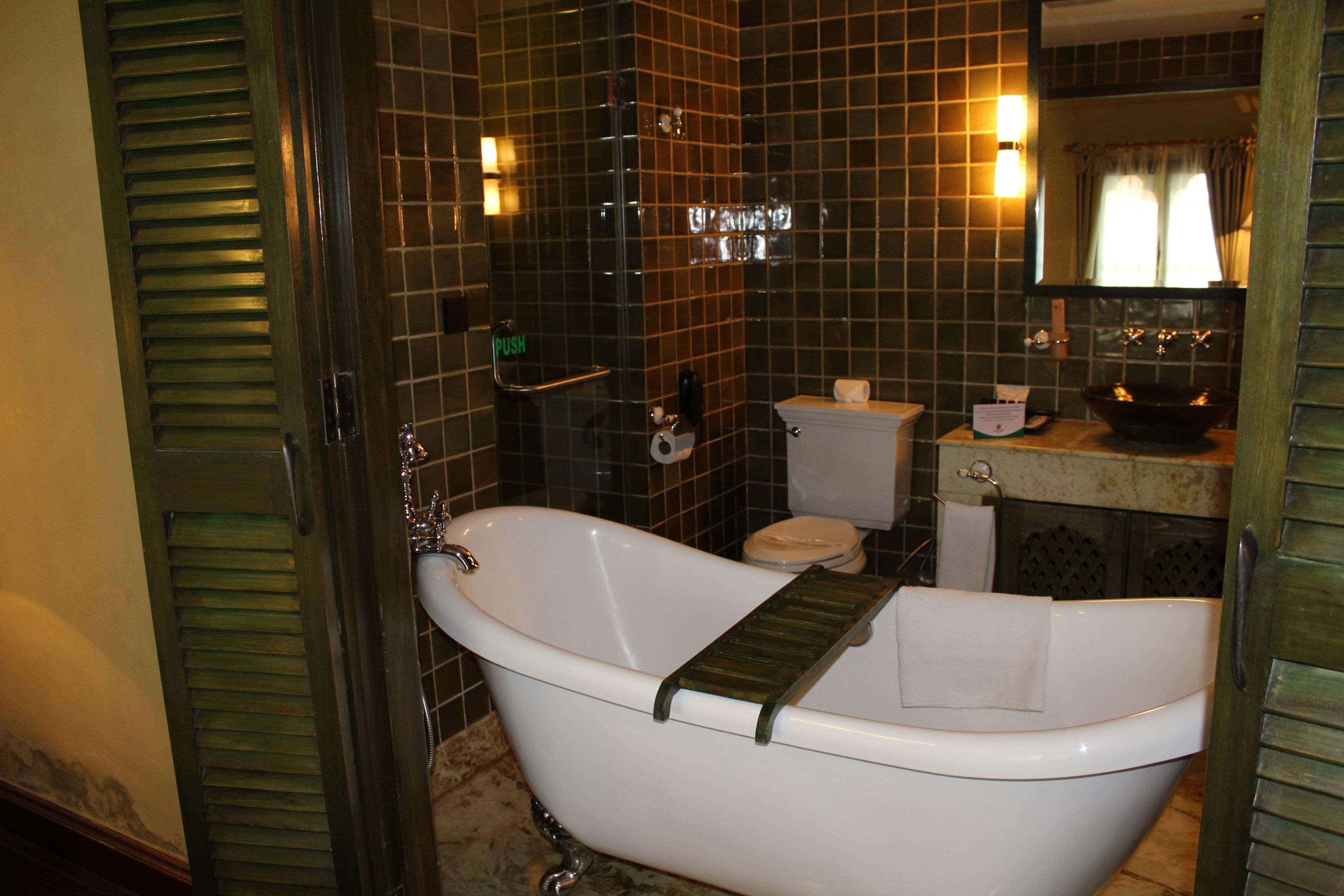 Une salle de bain avec une baignoire sur pieds, des toilettes et un lavabo.