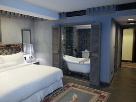 Panoramic Room | Deep-soaking bathtub