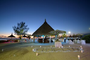 3 ห้องอาหาร, บริการอาหารเช้า อาหารกลางวัน, อาหารท้องถิ่นและนานาชาติ