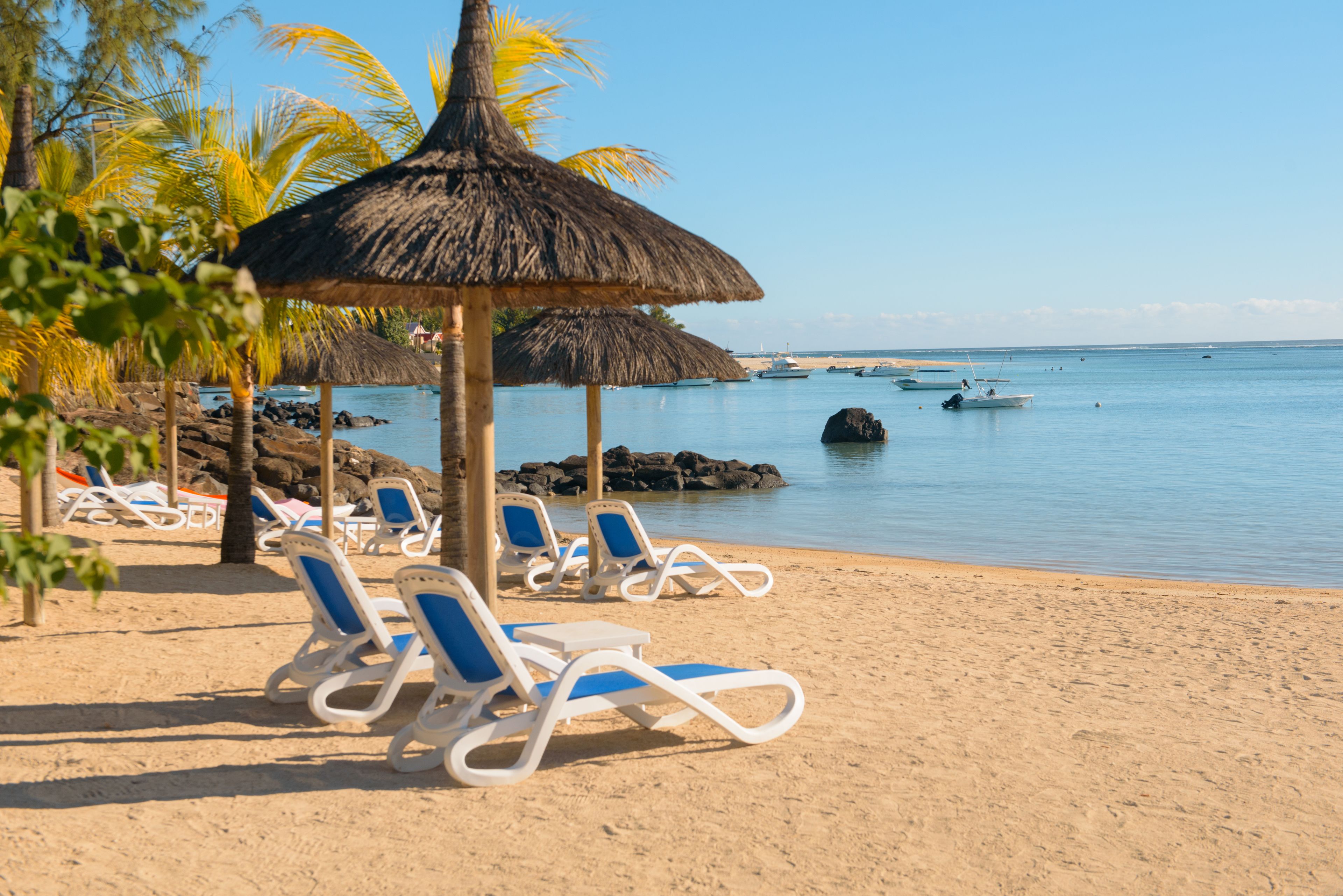 Una spiaggia nelle vicinanze, sabbia bianca, lettini da mare, ombrelloni