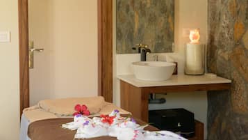 Couples treatment room(s), sauna, hot tub, steam room