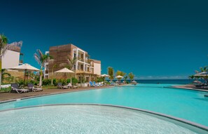 2 piscinas al aire libre, sombrillas, tumbonas