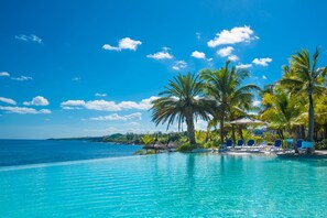 2 สระว่ายน้ำกลางแจ้ง, ร่มริมสระว่ายน้ำ, เก้าอี้อาบแดดริมสระ