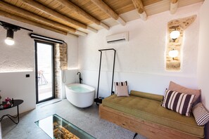 Honeymoon Suite (Indoor Jacuzzi) | In-room safe, soundproofing, free WiFi - Lameriana Luxury Village (Mylopotamos)