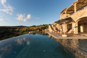 Indoor pool, outdoor pool, pool umbrellas, pool loungers - Lameriana Luxury Village (Mylopotamos)