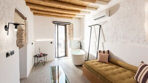 Suite Lune de Miel (Indoor Jacuzzi)