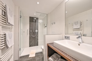 Doppelzimmer | Badezimmer | Dusche, Handtücher