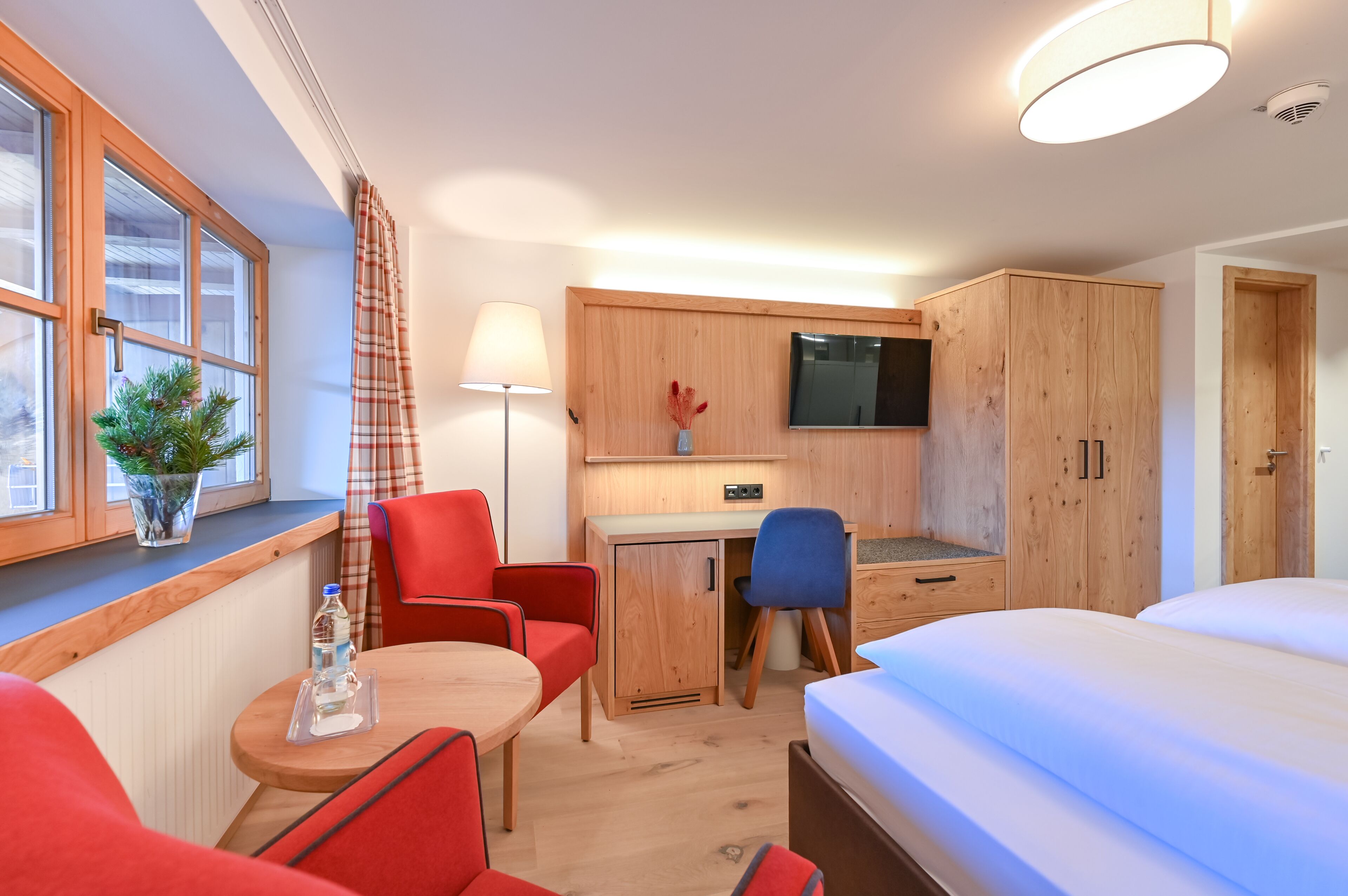 double room | living area | flat-screen tv