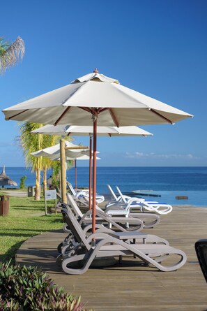 Beach nearby, white sand, sun-loungers, beach umbrellas - Anelia Resorts & Spa (Flic-en-Flac)
