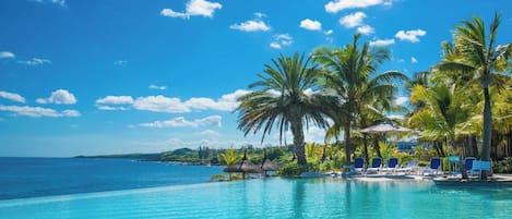 2 piscines extérieures, parasols de plage, chaises longues