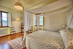 Appartamento, 5 camere da letto, accessibile ai disabili (Sabina 1) | Una scrivania, culle/letti per bambini (a pagamento), lenzuola