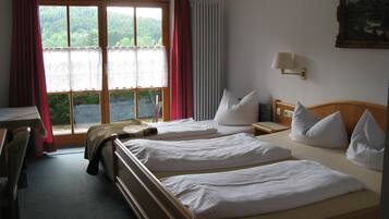 Habitación triple | Escritorio y ropa de cama