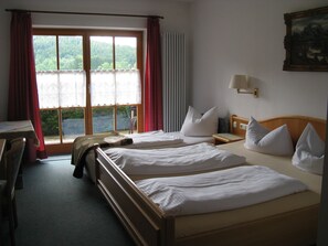 Triple Room | Desk, bed sheets - Alpenhotel Allgäu (Schwangau)
