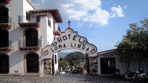 Entrada de un hotel con un cartel que dice 'HOTEL LOMA LINDA'.