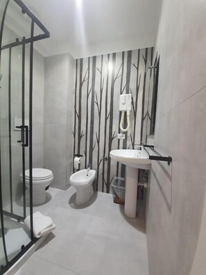 Classic Double or Twin Room, Balcony | Bathroom