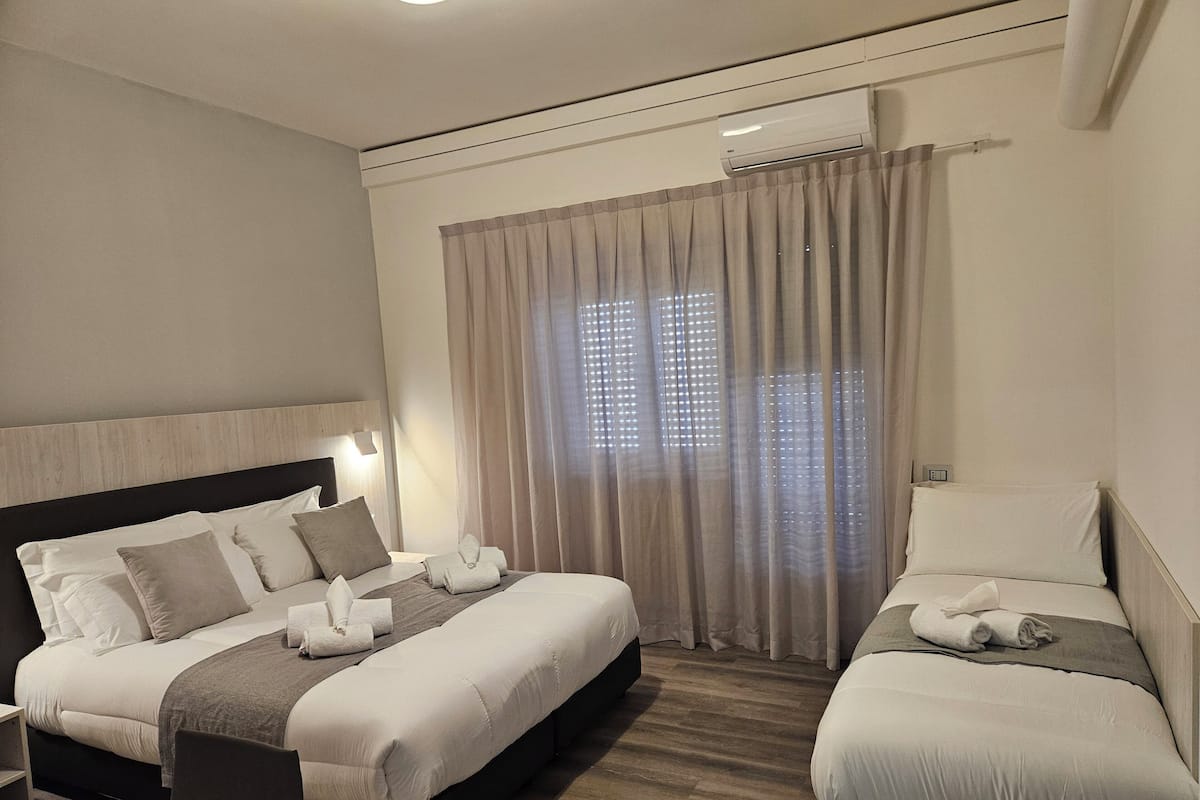 Klassieke kamer, 1 twee- of 2 eenpersoonsbedden, balkon | Een kluis op de kamer, verduisterende gordijnen, gratis babybedden