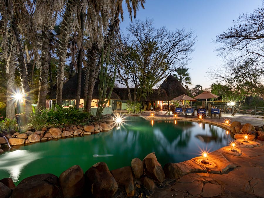 Utomhuspool, parasoller och solstolar