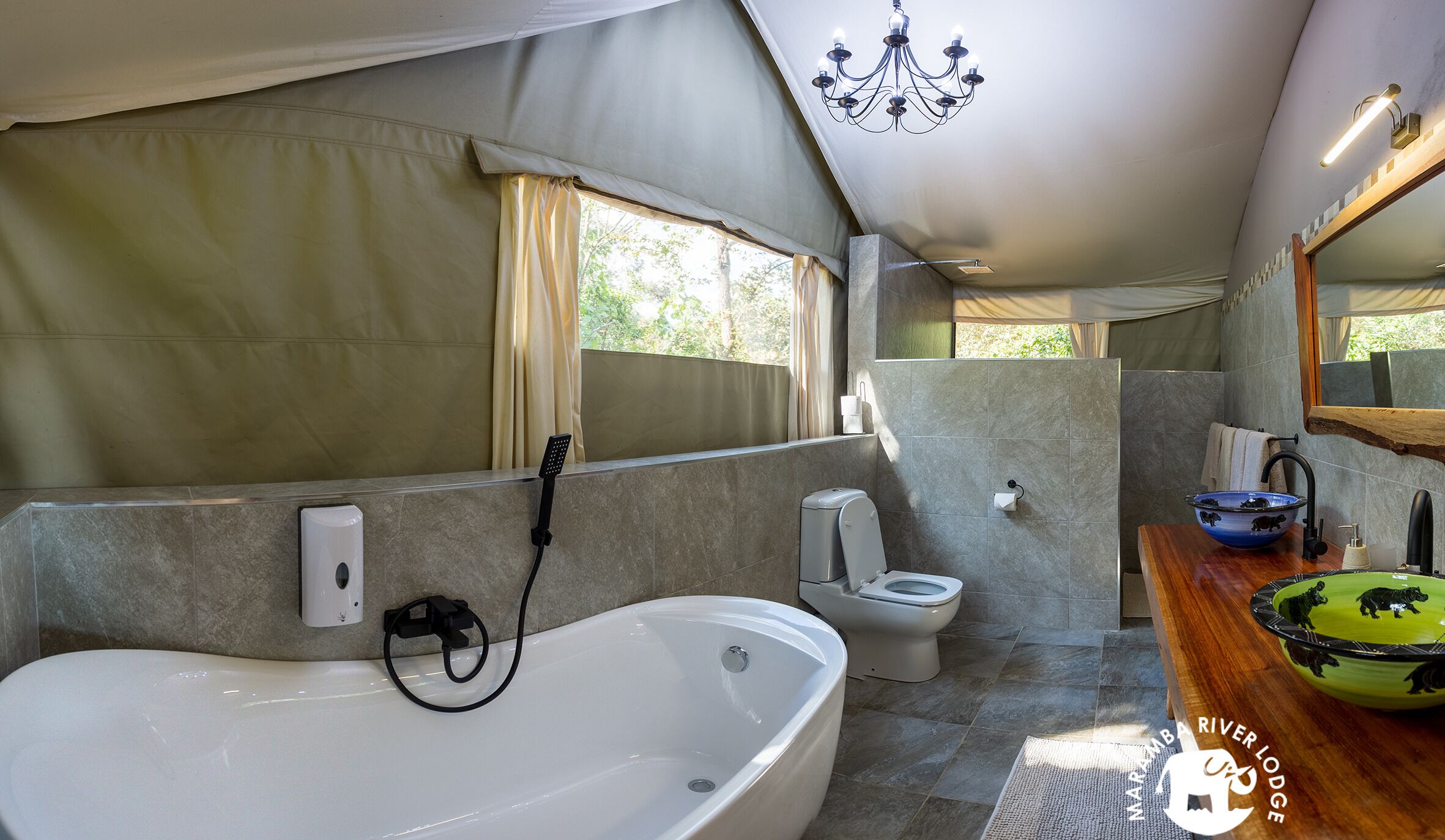 Luxury Tent | Bathroom | Towels, soap, shampoo, toilet paper