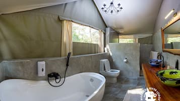 Luxury Tent | Bathroom | Towels, soap, shampoo, toilet paper