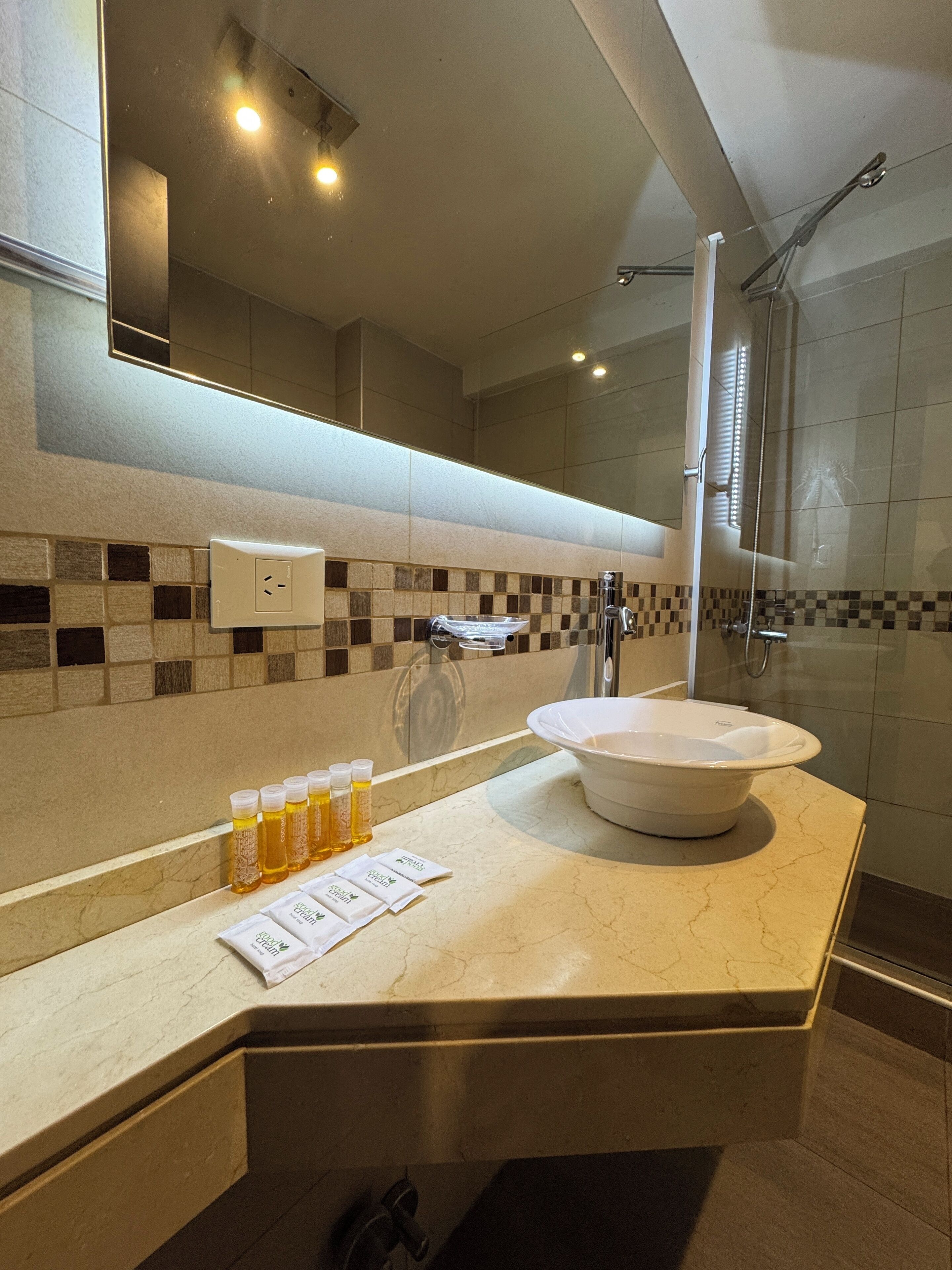 Maisonnette | Badkamer | Een douche, een regendouche, gratis toiletartikelen, een haardroger