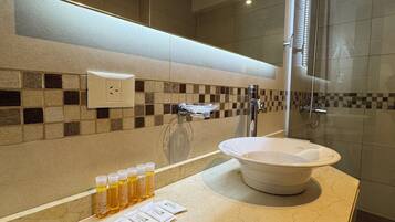 Duplex | Bathroom | Shower, rainfall showerhead, free toiletries, hair dryer