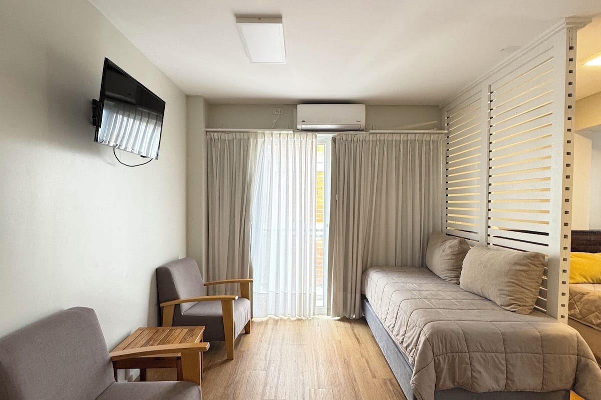 Deluxe-Apartment | Wohnbereich | 30-Zoll-LED-Fernseher mit Kabelempfang, Fernseher, Pay-TV