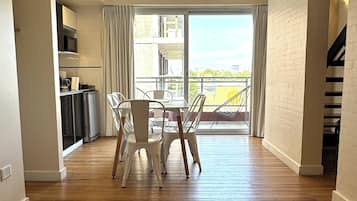 Dupleks | Opholdsområde | 30-tommers LED-tv med kabelkanaler, tv, betalingsfilm