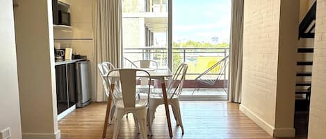 Dupleks | Opholdsområde | 30-tommers LED-tv med kabelkanaler, tv, betalingsfilm