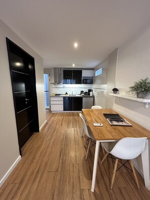 Deluxe Apartment | Living area | 30-inch LED TV with cable channels, TV, pay films - Syrah Suites (Buenos Aires)