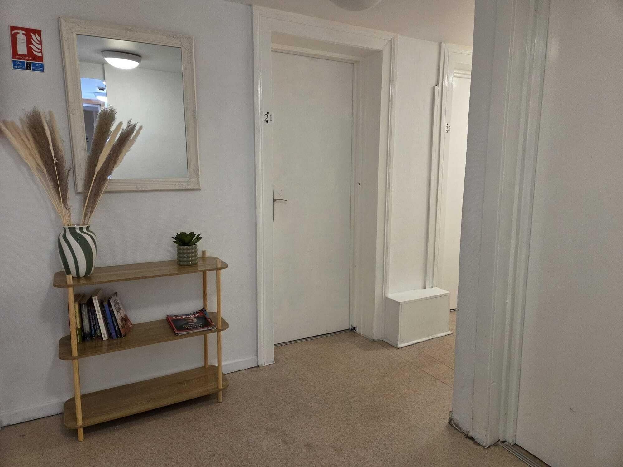 Chambre Simple, salle de bains commune (avec lavabo)