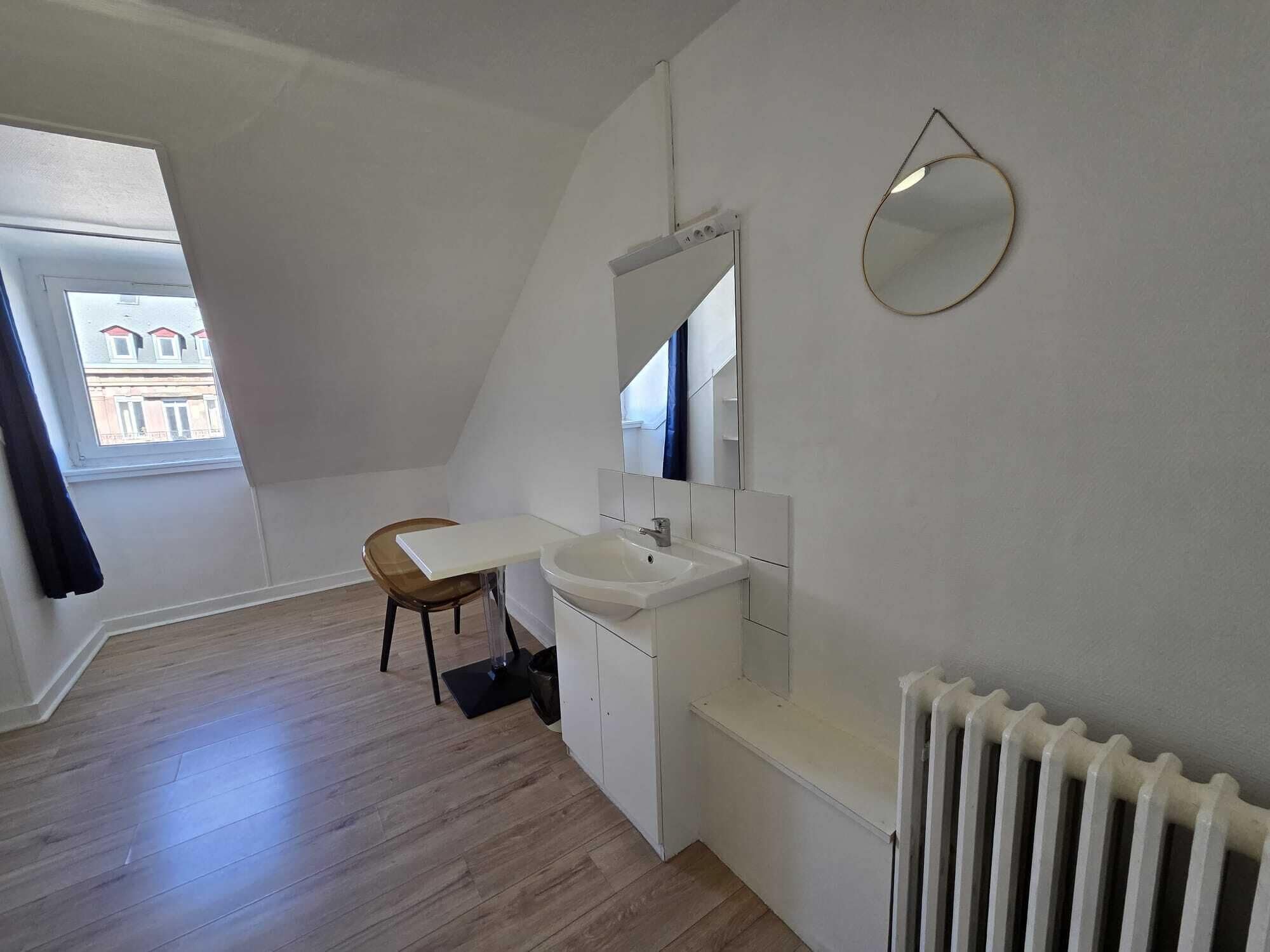 Einzelzimmer, Gemeinschaftsbad (avec lavabo) | Kostenloses WLAN, Bettwäsche
